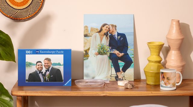 Regalos de boda personalizados de Hofmann: cuadros personalizados, una taza y un puzzle.
