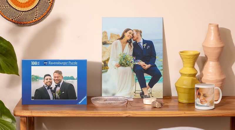 Regalos de boda personalizados de Hofmann: cuadros personalizados, una taza y un puzzle.