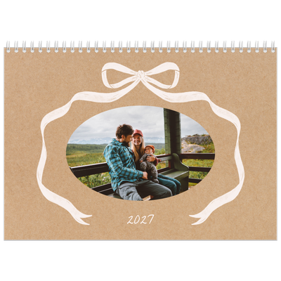 Calendario personalizado doble A4 — Papel kraft y lazo [portada]