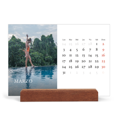 Calendario de mesa con base de madera - apaisado  — Serif sencillo [Marzo]