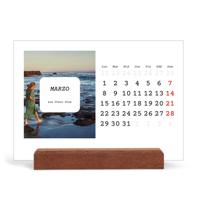 Calendario de mesa con base de madera - apaisado  — La historia completa [Marzo]