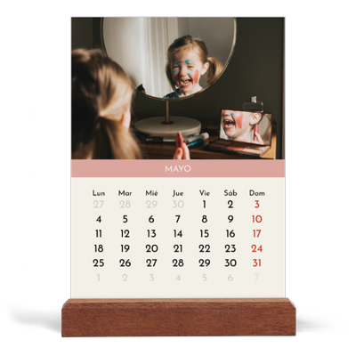 Calendario de mesa con base de madera - vertical  — Capítulos pastel [portada]