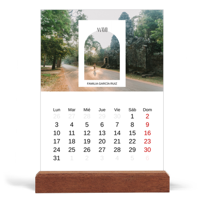 Calendario de mesa con base de madera - vertical  — El arco abierto [portada]