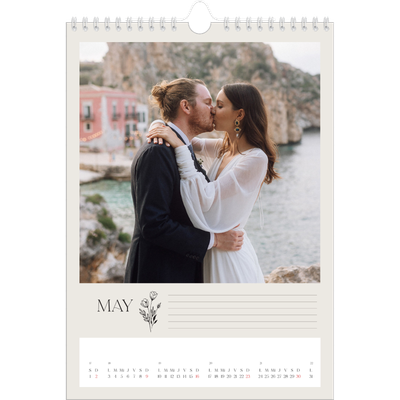 Calendario personalizado A4 — Iniciales en flor [Mayo]