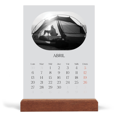 Calendario de mesa con base de madera - vertical  — Ruta de aventuras [Abril]