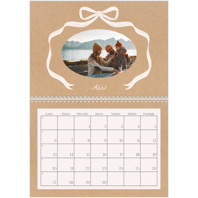 Calendario personalizado doble A4 — Papel kraft y lazo [Abril]
