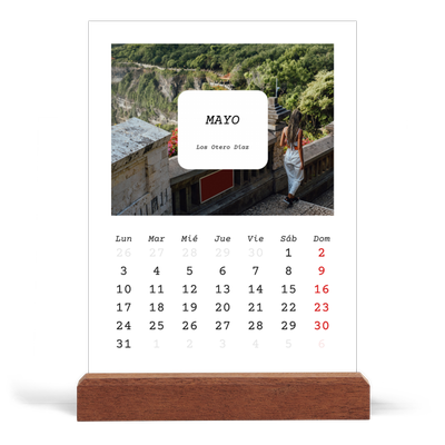 Calendario de mesa con base de madera - vertical  — La historia completa [portada]