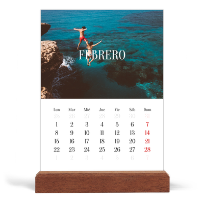 Calendario de mesa con base de madera - vertical  — Escapada infinita [Febrero]