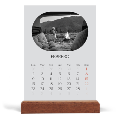 Calendario de mesa con base de madera - vertical  — Ruta de aventuras [Febrero]