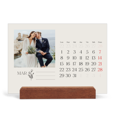 Calendario de mesa con base de madera - apaisado  — Iniciales en flor [Marzo]