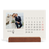 Calendario de mesa con base de madera - apaisado  — Iniciales en flor [Marzo]