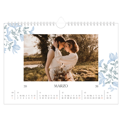 Calendario A4 horizontal — Romance en blanco y azul [Marzo]