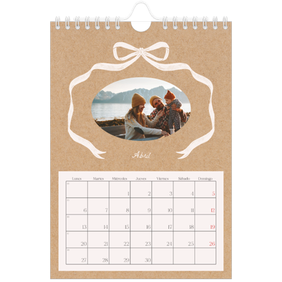 Calendario personalizado A5 — Papel kraft y lazo [Abril]