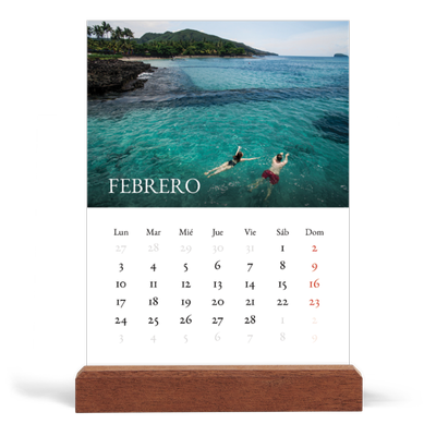 Calendario de mesa con base de madera - vertical  — Serif sencillo [Febrero]
