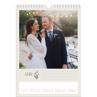 Calendario personalizado A4 — Iniciales en flor [Abril]