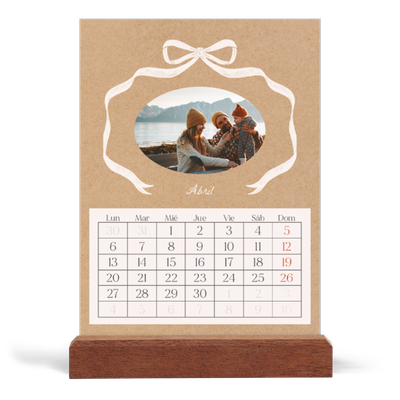 Calendario de mesa con base de madera - vertical  — Papel kraft y lazo [Abril]