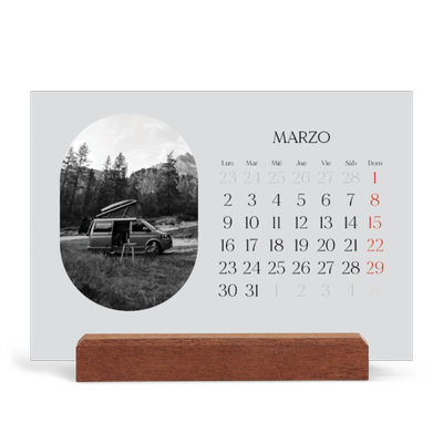 Calendario de mesa con base de madera - apaisado  — Ruta de aventuras [Marzo]