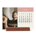 Calendario de mesa con base de madera - apaisado  — Capítulos pastel [portada]