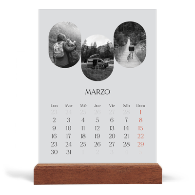 Calendario de mesa con base de madera - vertical  — Ruta de aventuras [Marzo]