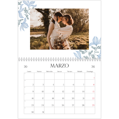 Calendario personalizado doble A4 — Romance en blanco y azul [Marzo]