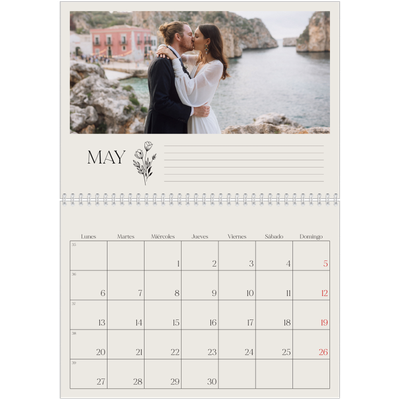 Calendario personalizado doble A4 — Iniciales en flor [Mayo]