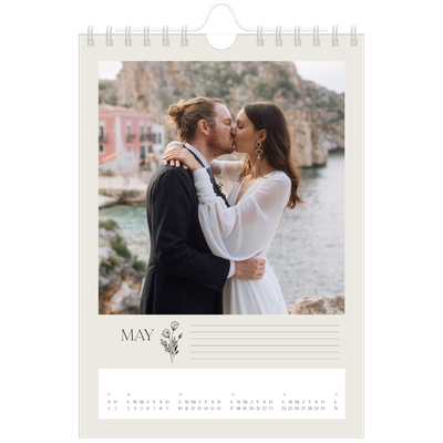 Calendario personalizado A5 — Iniciales en flor [Mayo]