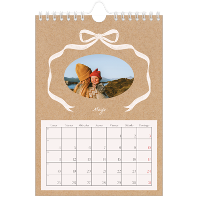 Calendario personalizado A5 — Papel kraft y lazo [portada]