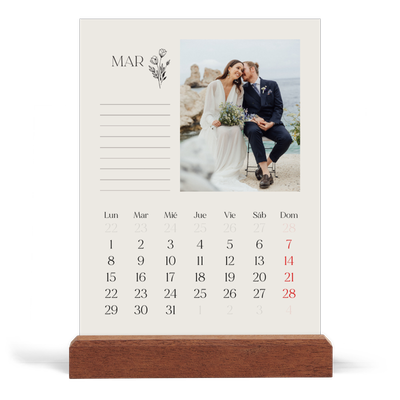 Calendario de mesa con base de madera - vertical  — Iniciales en flor [Marzo]