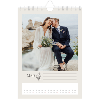 Calendario personalizado A5 — Iniciales en flor [Marzo]