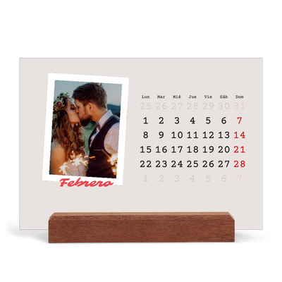 Calendario de mesa con base de madera - apaisado  — Firmado en carmín [Febrero]