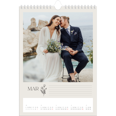 Calendario personalizado A4 — Iniciales en flor [Marzo]