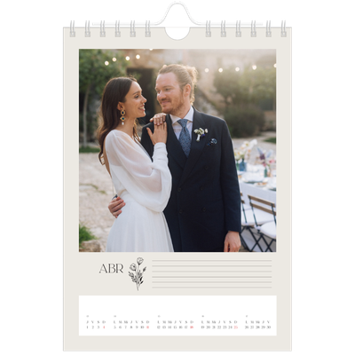 Calendario personalizado A5 — Iniciales en flor [Abril]