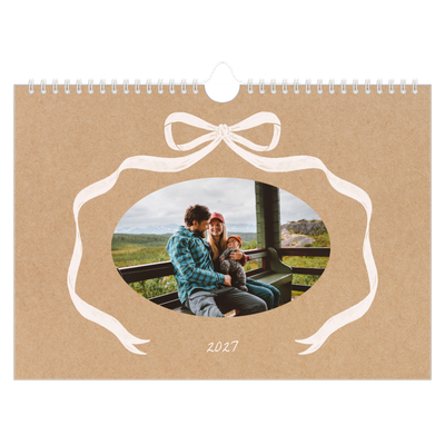 Calendario A4 horizontal — Papel kraft y lazo [portada]