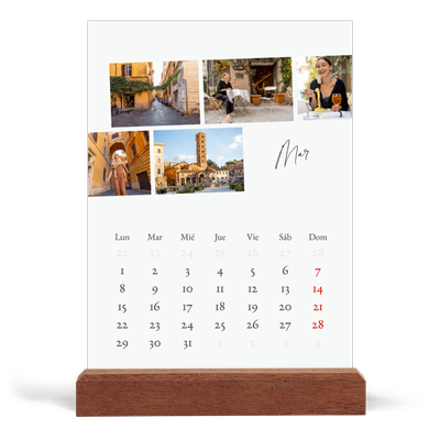 Calendario de mesa con base de madera - vertical  — Descanso de la ciudad [Marzo]